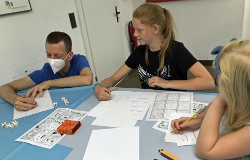 Christoph Jansen unterstützt die kreativen Ideen der Kindern und hilft ihnen dabei, ihre individuellen Comics zu entwickeln. (Foto: OBK) Christoph Jansen unterstützt die kreativen Ideen der Kindern und hilft ihnen dabei, ihre individuellen Comics zu entwickeln. (Foto: OBK)