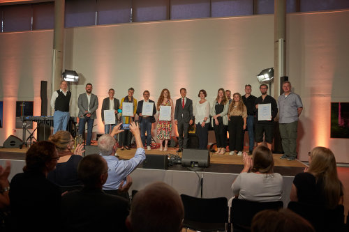 Kulturdezernent Felix Ammann (2.v.l.) und Kulturamtsleiter Steffen Müller (l.) würdigten die Künstlerinnen und Künstler, die den Sonderpreis für Kulturschaffende mit Bezug auf die Corona-Pandemie erhalten haben. (Foto: Philipp Ising)