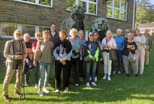 Beim Kunstspaziergang in Lindlar haben die Teilnehmenden Informationen zu Kunstwerken im öffentlichen Raum und zur Orts- und Industriegeschichte erhalten. (Foto: OBK) Beim Kunstspaziergang in Lindlar haben die Teilnehmenden Informationen zu Kunstwerken im öffentlichen Raum und zur Orts- und Industriegeschichte erhalten. (Foto: OBK)