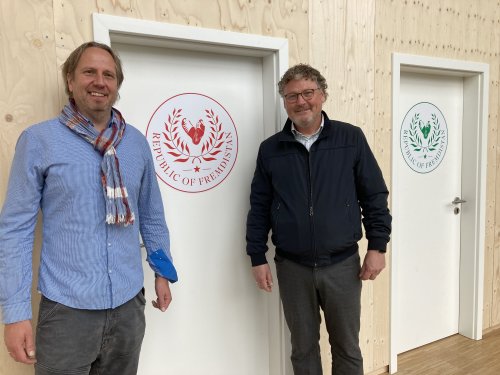 Kulturamtsleiter Steffen Müller (l.) und Rainer Gottschlich, Schulleiter des Kaufmännischen Berufskollegs Oberberg (Gummersbach) haben die Schülergruppe auf ihren Besuch in "Fremdistan" vorbereitet. (Foto: OBK)