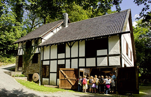 Schulklasse vor Gaderother Mühle auf Schloss Homburg. (LVR; Stefan Arendt)