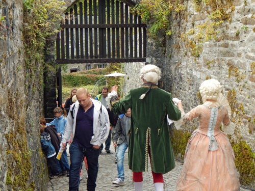 Barock gekleidete Paare flanieren zwischen dem Publikum (Foto:OBK)