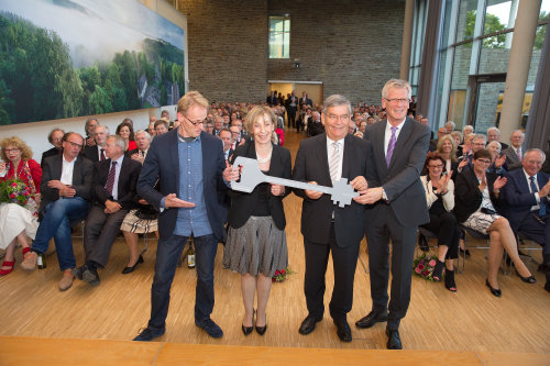 Landrat Hagen Jobi, Dr. Gudrun Sievers-Flägel und Bernd Hombach erhielten den offiziellen Schlüssel zum "neuen" Schloss von Architekt Alexander Fischer (Foto:Obk)