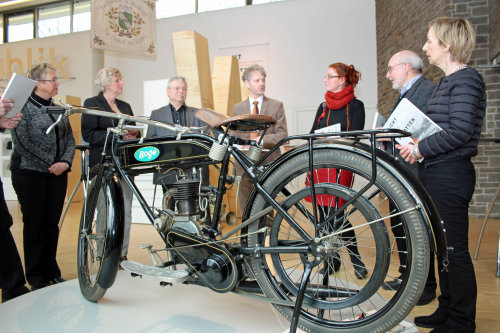 Die Historische Arbeitsgruppe Oberberg hat sich gut fünf Jahre lang der Aufarbeitung über die Weimarer Republik gewidmet. Viele Exponate aus dem Alltagsleben wurden für die Sonderausstellung zusammengetragen (Foto: OBK).  