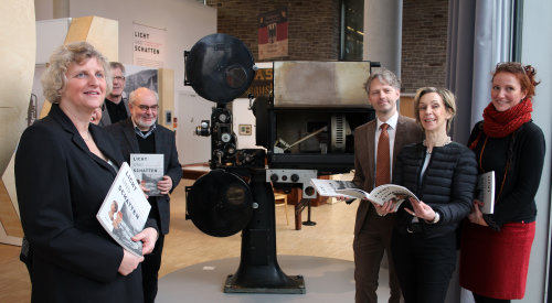 Freude über den Eröffnungsstart (v.l.n.r.): Silke Engel, Projektleiterin; Bernd Hombach, Vors. des Fördervereins Schloss Homburg; Gerhard Pomykaj, Kreis- und Stadtarchiv; Christian Brand, Stiftungen der Kreissparkasse Köln; Dr. Gudrun Sievers-Flägel, Museumsdirektorin; Nataly Tempelhagen, Landschaftsverband Rheinland (Foto:OBK) 