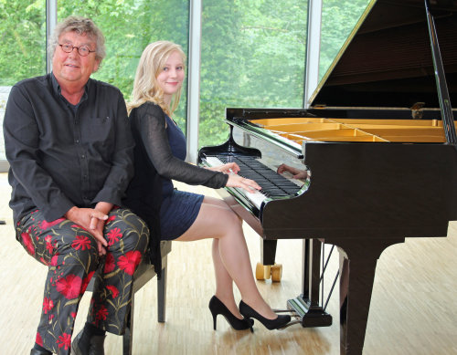 Lutz Görner und Nadia Singer stehen am 27. Februar 2016 in der Neuen Orangerie des Museum und Forum Schloss Homburg auf der Bühne.(Foto:OBK) 