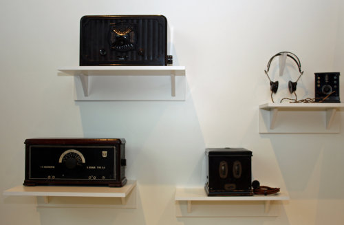 Die Ausstellung zeigt, wie Rundfunkgeräte als neue Nachrichtenträger zunehmend die Privathaushalte auch im Oberbergischen erreichten (Foto:OBK.) Die Ausstellung zeigt, wie Rundfunkgeräte als neue Nachrichtenträger zunehmend die Privathaushalte auch im Oberbergischen erreichten (Foto:OBK.)