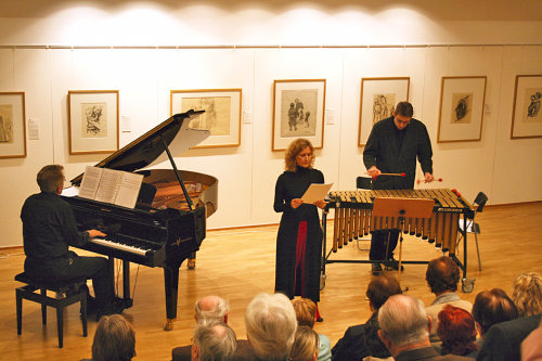 Marita Breuer, begleitet von Wolfgang Breuer und Vibraphonist Matthias Strucken, bei einer Konzertlesung. (Foto: Käthe Kollwitz Museum)