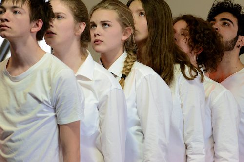Sieben Jugendliche im Alter von 15 bis 19 Jahren bilden das Ensemble des Jungen Zimmertheaters Tübingen. (Foto: Patricia Bechtold)