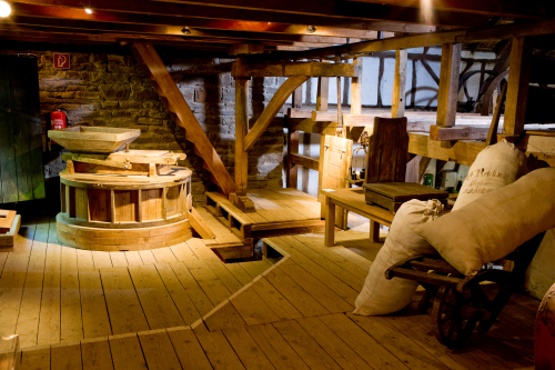 Die Gaderother Mühle auf Schloss Homburg zeigt die beeindruckende Mühlentechnik. (Foto: Stefan Arendt; LVR) 