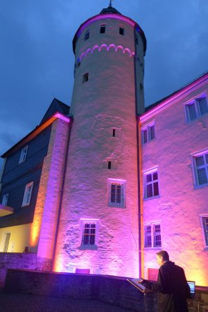 Schauspieler Olaf Reitz im Dialog mit dem illuminierten Bergfried. (Foto: OBK / Olaf Reitz)