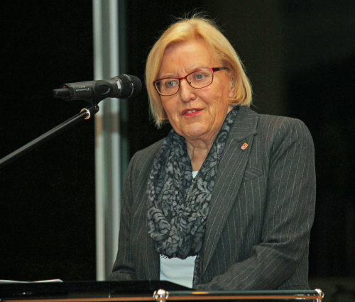 Ursula Mahler, stellvertretende Landrätin,setzte die Werke von Bömches in Bezug zu der aktuellen Flüchtlingssituation weltweit. (Foto: OBK)