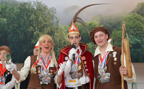 Die Karnevalsfreunde Schönenbach werden durch Prinz Christian II., Jungfrau Tine und Bauer Thorben angeführt. (Foto: OBK)