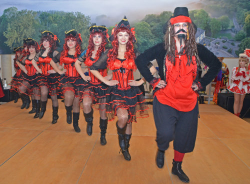 Die Tanzgarde der Großen Radevormwalder Karnevalsgesellschaft "Rot-Weiß" von 1980 präsentierte sich als "Fluch der Karibik". (Foto: OBK)