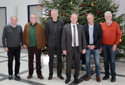 Werner Becker-Blonigen (Kulturkreis Wiehl, v.l.), Udo Schumacher (Förderkreis Kultur Nümbrecht), Bernd Hombach (Fördeverein Schloss Homburg), Kreisdirektor und Kulturdezernent Klaus Grootens, Hans-Joachim Klein (Kulturkreis Wiehl) und Klaus Jehnes (Förderkreis Kultur Nümbrecht). (Foto: OBK).