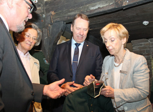 Begutachten den historischen Uniformrock (v.l.n.r.): 1. Vors. Reiner Schenk, Christel Wette, Landrat Jochen Hagt und Museumsdirektorin Dr. Gudrun Sievers-Flägel. (Foto: OBK).