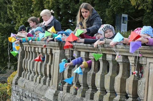 Der Barockgarten als Testgelände: die Fallschirme haben die jungen Besucherinnen und Besucher anhand von Leonardos Plänen nachgebaut und lassen sie erfolgreich fliegen. (Foto: OBK)