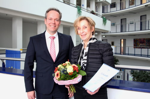 Kreisdirektor und Kulturdezernent Klaus Grootens gratulierte Dr. Gudrun Sievers-Flägel zum Dienstjubiläum. (Foto: OBK)