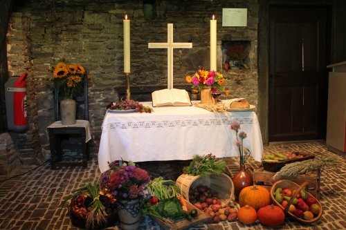 Erntedank-Altar im Museum Haus Dahl. (Foto: Oliver Kolken - Museum und Forum Schloss Homburg)