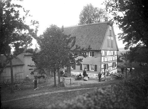 Professionelle Aufnahme des Fotografen Emil Hardt: Bauernhof in Wipperfürth-Eichholz, 1901 (Foto: Hansestadt Wipperfürth und Heimat- und Geschichtsverein Wipperfürth)