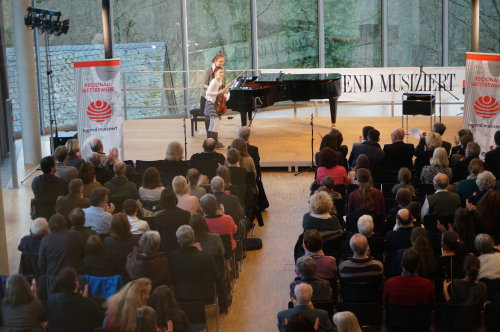 Junge Nachwuchskünstler musizieren auf Schloss Homburg. (Foto: OBK)