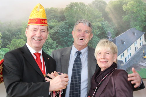 Landrat Jochen Hagt verteilte mit großer Freude die Karnevalsorden, unterstützt von den stellvertretenden Landräten Prof. Dr. Friedrich Wilke und Margit Ahus. (Foto: OBK)