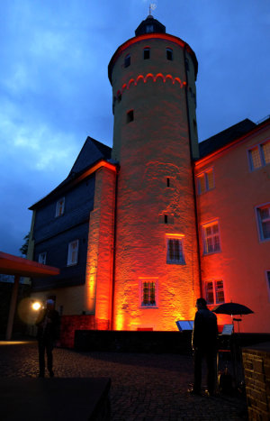 Der illuminerte Bergfried Schloss Homburg (Foto: Olaf Reitz)