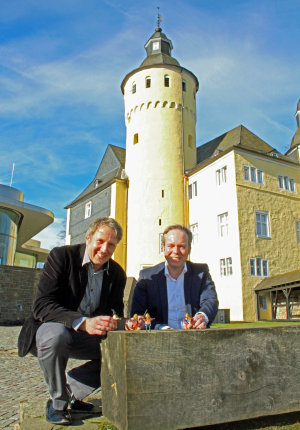 Kulturamtsleiter Steffen Müller (l.) und Kreisdirektor und Kulturdezernent Klaus Grootens freuen sich auf die Eröffnung der PLAYMOBIL-Sonderausstellung ab 15. September 2019 auf Schloss Homburg. (Foto: OBK)