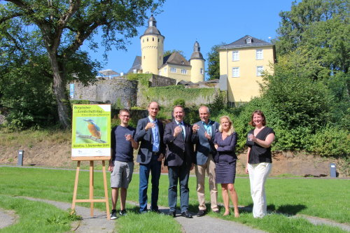 Stellten das Programm zum Bergsichen Landschaftstag vor, v.l.: Jan Spiegelberg (Bergische Agentur für Kulturlandschaft, Dr. Bernd Freymann (Leiter der Biologi-schen Station Oberberg), Landrat Jochen Hagt, Prof. Dr. Lothar Scheuer (Vorstand des Aggerverbands), Dezernentin Birgit Hähn und Christiane Weitkemper (Bergische Agentur für Kulturlandschaft). (Foto: OBK)