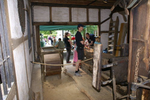 Besucher in der historischen Mühle auf Schloss Homburg. (Foto: Museum Schloss Homburg)