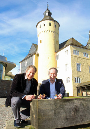 Steffen Müller und Klaus Grootens freuen sich auf die Playmobil-Sonderausstellung im Schloss. Sie leitet junge Museumsbesucher durch die Jahrhunderte und bringt Ausstellungsstücke näher.(Foto: OBK)    