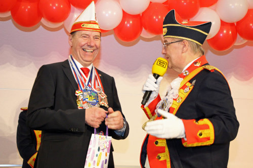 Landrat Jochen Hagt wurde für seine Verdienste um den oberbergischen Karneval von Kommandant Herbert Blumberg zum "Leutnant der Reserve" der Statt-Garde Wipperfürth ernannt.(Foto: OBK)