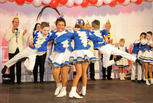 Die Nachwuchskarnevalisten der Morsbacher Tanzgruppe begeisterten mit akrobatischen Leistungen. (Foto: OBK)