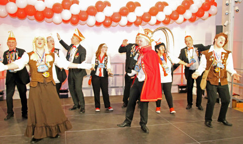 Prinz Julian, Bauer Jona und Jungfrau Mareike II. von den Karnevalsfreunden Schönenbach bildeten das jüngste Dreigestirn im Oberbergischen. (Foto: OBK) 