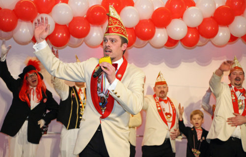 Die Karnevalsgesellschaft Rot-Weiß Fenke sorgte für Stimmung mit dem 1. Vorsitzenden Michael Frangenberg, Präsident Marcel Sausner und gesangsfreudigem Hofstaat (Foto: OBK).