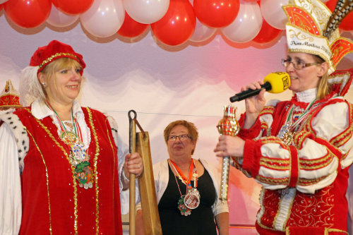 Der Rader Bauer Trixi und Prinz Martina grüßten Jungfrau Simone und brachten dem Landrat ein "Herz statt Orden". Die 1. große Radevormwalder Karnevalsgesellschaft "Rot-Weiß" wurde von der Tanzgarde begleitet. (Foto: OBK)