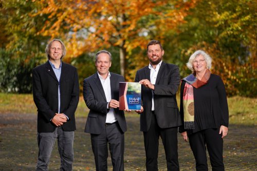 Freuen sich über das gelungene und vielfältige Oberbergische Kunstprojekt (v.l.n.r.): Kulturamtsleiter Steffen Müller; Kreisdirektor Klaus Grootens; Kulturdezernent Felix Ammann und Kulturhistorikerin Silke Engel. (Foto: Joachim Gies) Freuen sich über das gelungene und vielfältige Oberbergische Kunstprojekt (v.l.n.r.): Kulturamtsleiter Steffen Müller; Kreisdirektor Klaus Grootens; Kulturdezernent Felix Ammann und Kulturhistorikerin Silke Engel. (Foto: Joachim Gies)