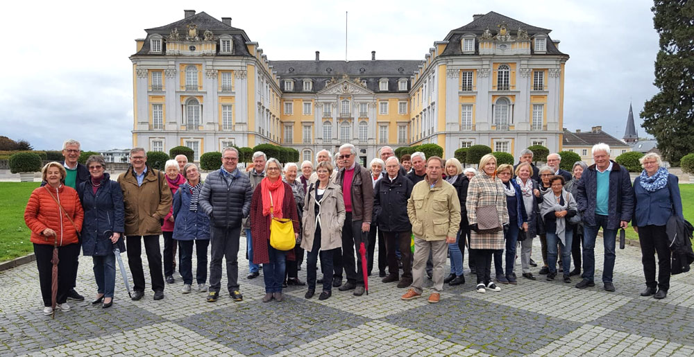 Die Teilnehmer des Jahresausflugs des Fördervereins Schloss Homburg vor dem Brühler Schloss © Bernd Hombach