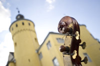 Impression Cello und Schloss, LandArt-Konzert, 2010; Bente Stachowske