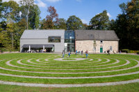 Das Landschaftshaus mit Zehntscheuer und Rasenlabyrinth © Nikolai Benner