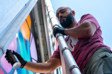 Der Graffiti-Künstler in luftiger Höhe © Puya Bagheri