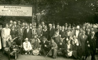 Ausflugsgruppe in Ründeroth, 1920er Jahre; (c) Heimatbildarchiv des Oberbergischen Kreises