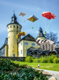 Fallschirme vor der Schlosskulisse © O. Kolken