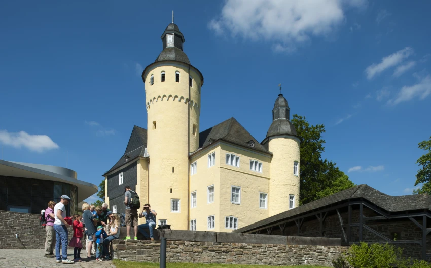 Schloss Homburg mit einer Gruppe Besucherinnen und Besucher