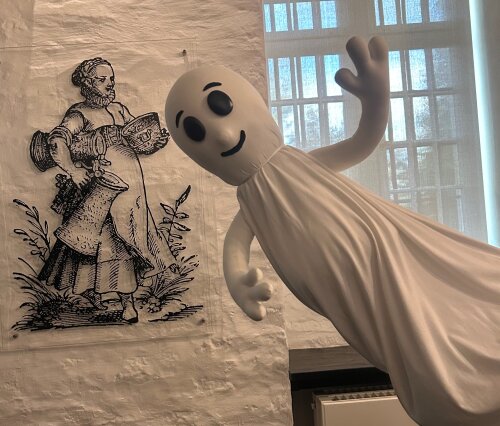 HomBuh "fliegt" durch die Burgküche auf Schloss Homburg. (Foto: Museum und Forum Schloss Homburg)