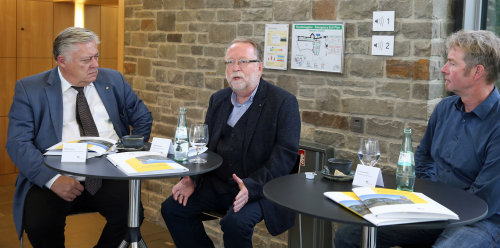 Wolfgang Weber, Sprecher bei der Lufthansa und die Kranich-Experten Christoph Buchen und Günther Nowald (v.l.n.r.) zeigen sich begeistert von der Sonderausstellung auf Schloss Homburg. (Foto: OBK) Wolfgang Weber, Sprecher bei der Lufthansa und die Kranich-Experten Christoph Buchen und Günther Nowald (v.l.n.r.) zeigen sich begeistert von der Sonderausstellung auf Schloss Homburg. (Foto: OBK)