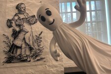 Hombuh fliegt durch die Burgküche und winkt in die Kamera